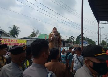 Ketua DPRD Batanghari Anita Yasmin saat ditengah aksi mass(Poto Supri G12)