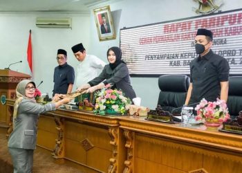 Penyerahan Naskah Laporan Akhir LKPD oleh Anggota DPRD Batanghari(Poto Supri)