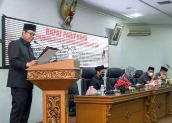 Sekwan M Ali saat bacakan keputusan dewan(Poto Supri /G12)