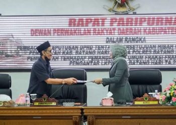 Wakil Bupati Bakhtiar serahkan naskah jawaban pemerintah atas pandangan umum fraksi fraksi(Supri/G12)