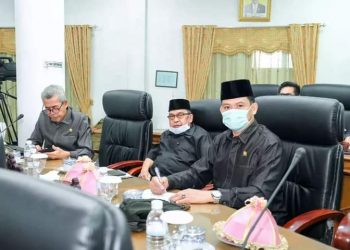 Anggota DPRD Fraksi Gerindra dalam Paripurna(Poto Supri G12)