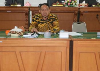 Ketua Pansus I Sirojudin saat pimpin rapat (Poto Supri G12)