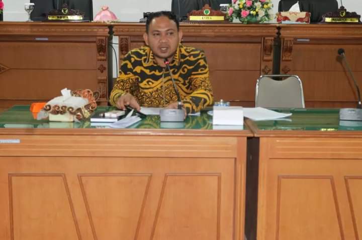Ketua Pansus I Sirojudin saat pimpin rapat (Poto Supri G12)