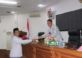 Turisman serahkan hasil kerja Badan Anggaran kepada pimpinan rapat M Ja'afar (Poto supriG12)