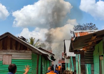 di lokasi Petugas dan warga saat memadamkan api(Poto Sheli G12)