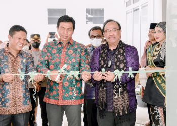 Pemotongan pita oleh Bupati Batanghari Fadhil Arief bersama Deputi Bidang SDM Perpustakaan RI