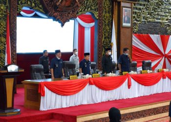 Ketua DPRD Provinsi Jambi Edi Purwanto, Gubernur Jambi Al Haris dan Wakil Gubernur Abdullah Sani saat paripurna(Poto Supri G12)