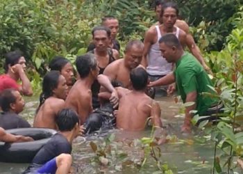 Timsar Gabungan saat evakuasi korban tenggelam(Poto Sar G12)