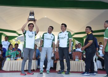 Ketua Askab Tandri(Kanan) Kajari Batanghari Sugih Carvallo(tengah) Ketua Asprov Jambi, M Fadhil Arief(kiri)- (Poto-G12)