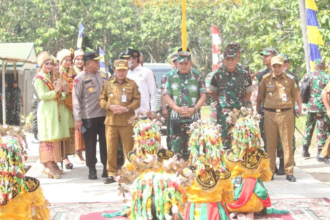 Jenderal TNi Dudung bersama Gubernur Jambi saat disambut  tari sekapur sirih(Poto supriG12)