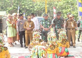 Jenderal TNi Dudung bersama Gubernur Jambi saat disambut  tari sekapur sirih(Poto supriG12)