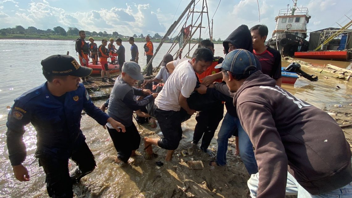 Timsar Gabungan Saat Evakuasi korban(Poto Sar G12)