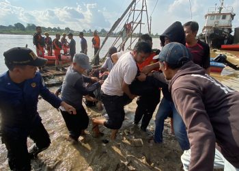 Timsar Gabungan Saat Evakuasi korban(Poto Sar G12)