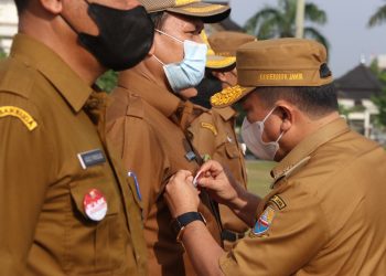 Gubernur Jambi Al Haris Sematkan Pin tolak gratifikasi kepada sejumlah kepala OPD(Poto Supri G12-hms)