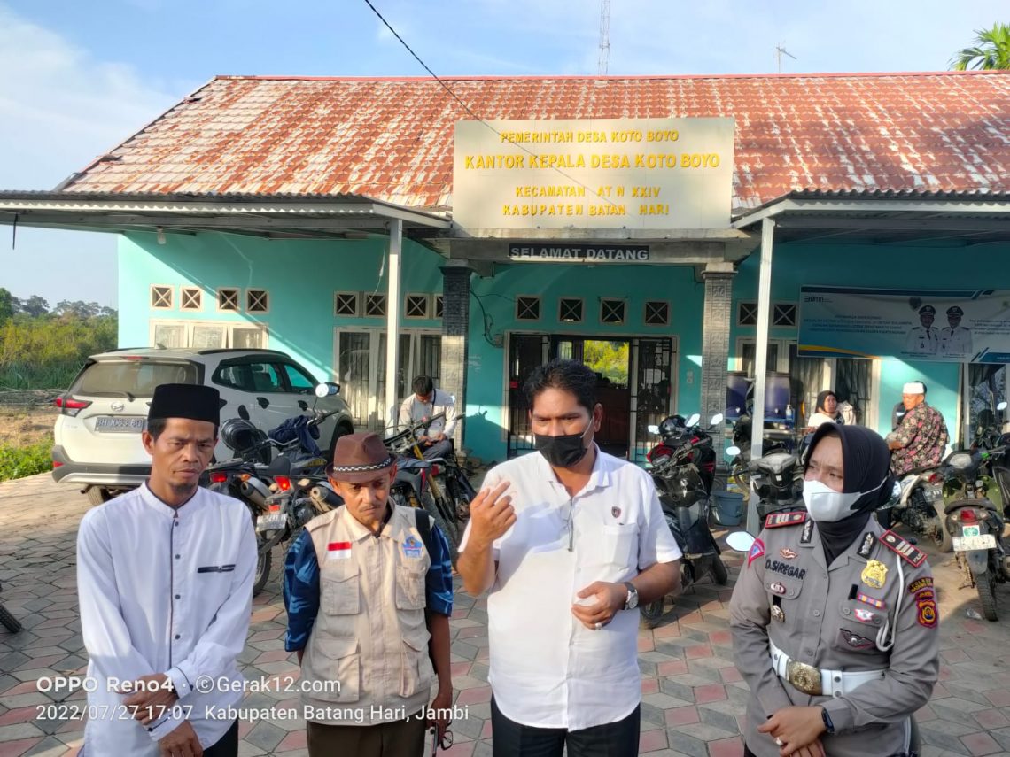 Kasar Reskrim Polres Batanghari, AKP Piet Yardi, Kasat Lantas AKP Amelia Siregar, dan Kepala Desa(Poto Sheli G12)