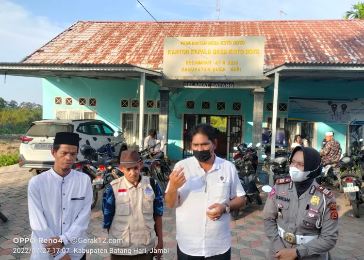 Kasar Reskrim Polres Batanghari, AKP Piet Yardi, Kasat Lantas AKP Amelia Siregar, dan Kepala Desa(Poto Sheli G12)