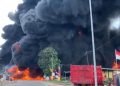 Gudang Minyak Yang terbakar pada Senin 15/08/2022(Poto ist G12)  Teks foto kepulan asap dan lidah api dari kebakaran sebuah gudang yang
diduga sebagai penampungan dan pengolah minyak ilegal di tepi jalan
nasional Jalur Lingkar Barat, Kota Jambi, yang terbakar,Senin (15/8)