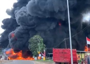 Gudang Minyak Yang terbakar pada Senin 15/08/2022(Poto ist G12)  Teks foto kepulan asap dan lidah api dari kebakaran sebuah gudang yang
diduga sebagai penampungan dan pengolah minyak ilegal di tepi jalan
nasional Jalur Lingkar Barat, Kota Jambi, yang terbakar,Senin (15/8)