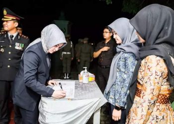 Ketua DPRD Batanghari Anita Yasmin, di Taman Makam Pahlawan(Poto Supri G12)