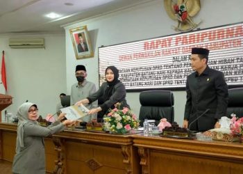 Azizah Anggota Banggar serahkan Naskah Persetujuan KUA PPAS kepada Ketua DPRD Batanghari Anita Yasmin(Poto Supri G12)