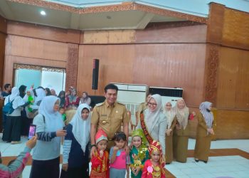 Bupati Batanghari M Fadhil Arief dan Ny Zulva Fadhil(Poto Seli G12)