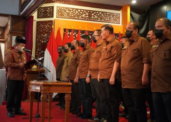 Gubernur Jambi Al Haris saat pengukuhan Forum CSR(Poto Supri G12)