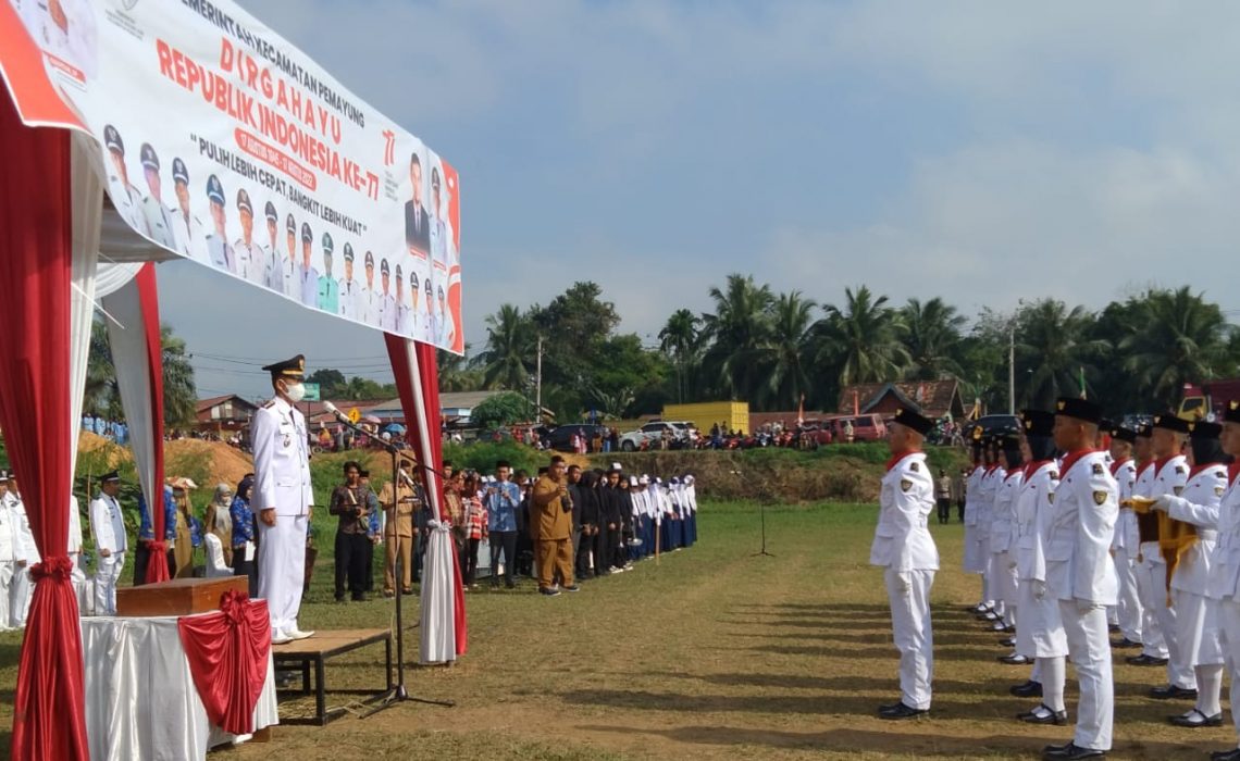 Moch Syaifudin Inspektur Upacara HUT RI  ke-77 Tingkat Kecamatan(Poto Supri G12)
