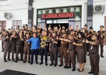 Poto bersama Jaksa Agung Burhanuddin dan Rombongan di Kantor Kejaksaan Negeri Batanghari(Poto Supri G12)