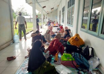 Guru Honorer Saat Antri dan Perbaikan Berkas di Dinas PDK Batanghari(Poto Supri G12)