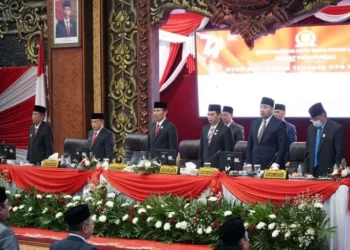 Unsur Pimpinan DPRD, Gubernur dan Wakil Gubernur saat acar(Poto ist G12)