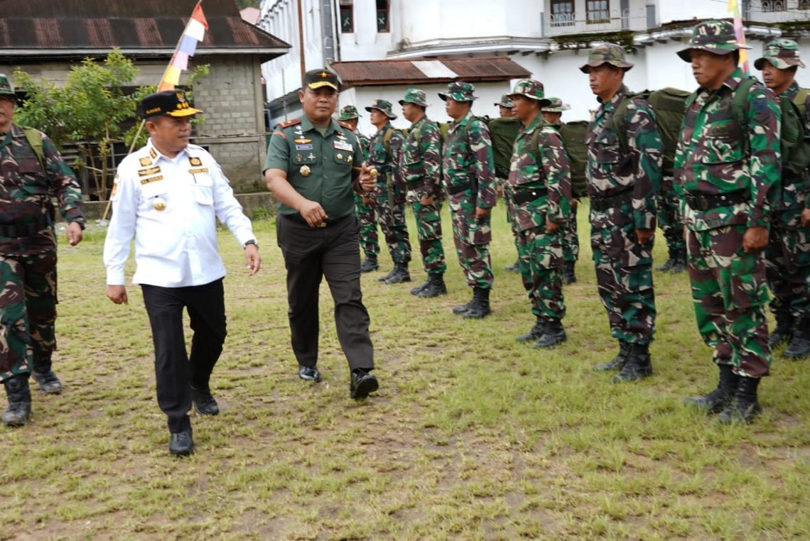Gubernur Jambi bersama Danrem 042 Gapu 
Brigjen Supriono  Periksa Pasukan(Poto Supri)
