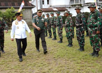 Gubernur Jambi bersama Danrem 042 Gapu 
Brigjen Supriono  Periksa Pasukan(Poto Supri)