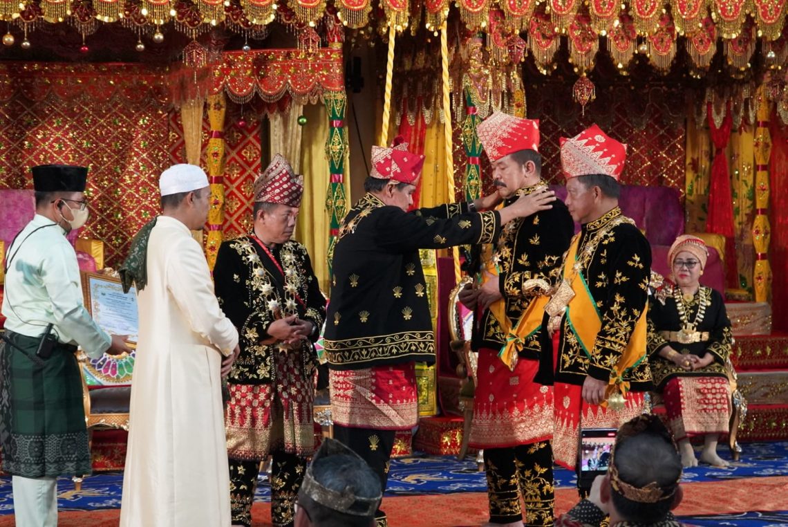 Jaksa Agung dan Mendagri saat prosesi gelar adat oleh ketu LAM Jambi Hasan Basri Agus(Poto Supri)