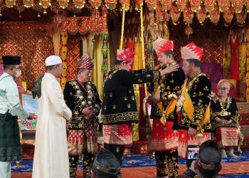 Jaksa Agung dan Mendagri saat prosesi gelar adat oleh ketu LAM Jambi Hasan Basri Agus(Poto Supri)