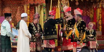 Jaksa Agung dan Mendagri saat prosesi gelar adat oleh ketu LAM Jambi Hasan Basri Agus(Poto Supri)