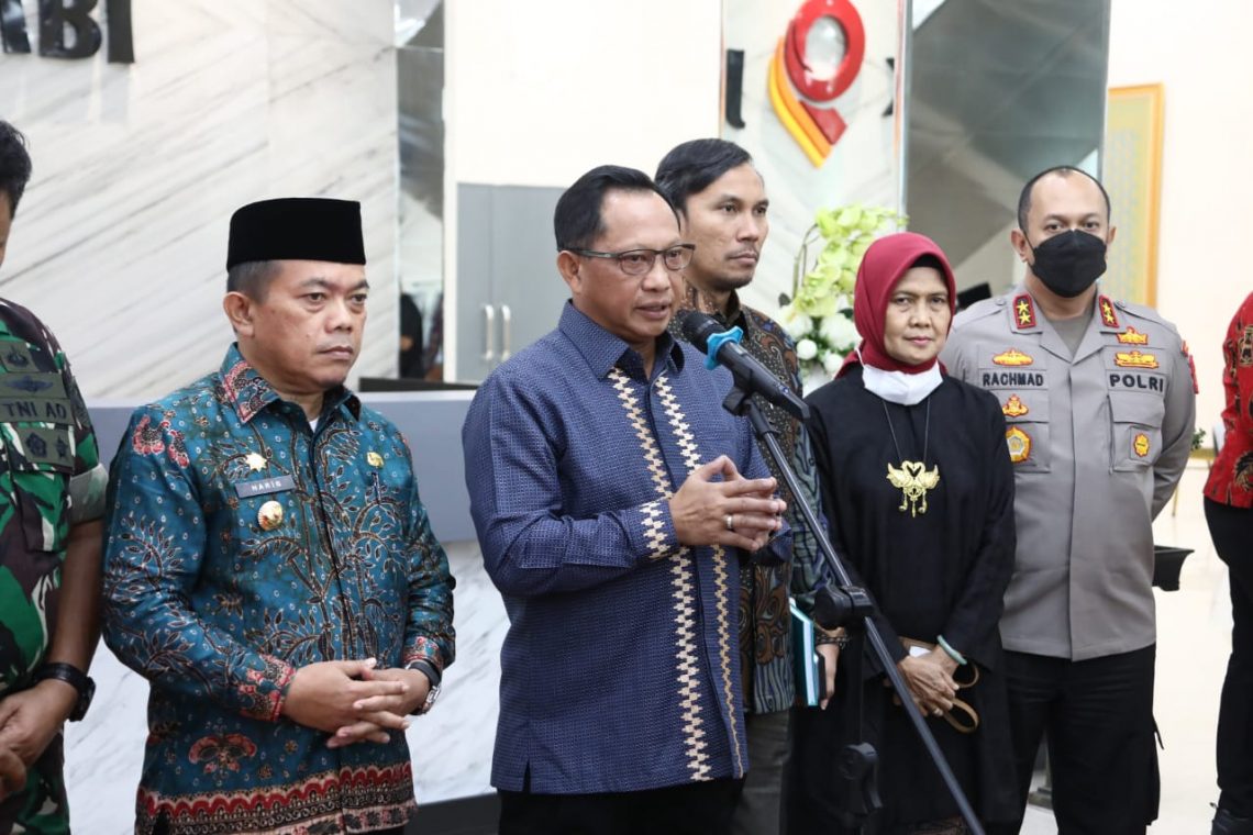 Gubernur Al Haris ,ketua DPRD Edi Purwanto Bersama Mendagri Tito Karnavian usai rapat(Poto Supri)