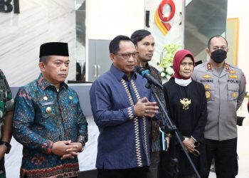 Gubernur Al Haris ,ketua DPRD Edi Purwanto Bersama Mendagri Tito Karnavian usai rapat(Poto Supri)
