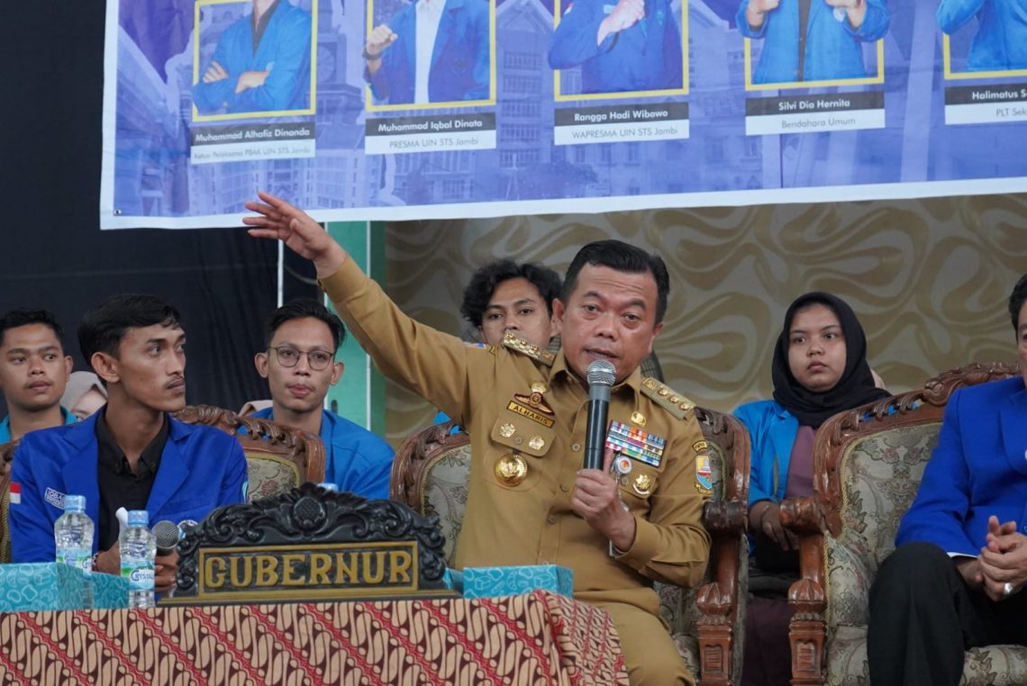Gubernur Alhari di tengah mahasiswa UIN STS Jambi (Poto Supri)