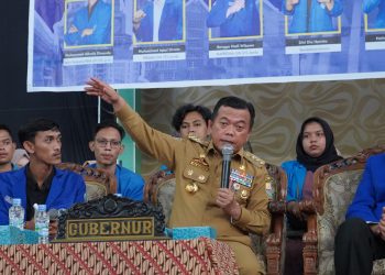 Gubernur Alhari di tengah mahasiswa UIN STS Jambi (Poto Supri)