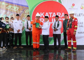 Gubernur Jambi bersama, Bupati Tanjab Barat dan Manager SKK Migas( Poto Supri)