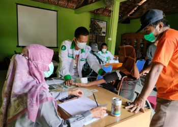 Tim Dokter Tangguh saat di Desa Bajubang Laut(Poto Shely)