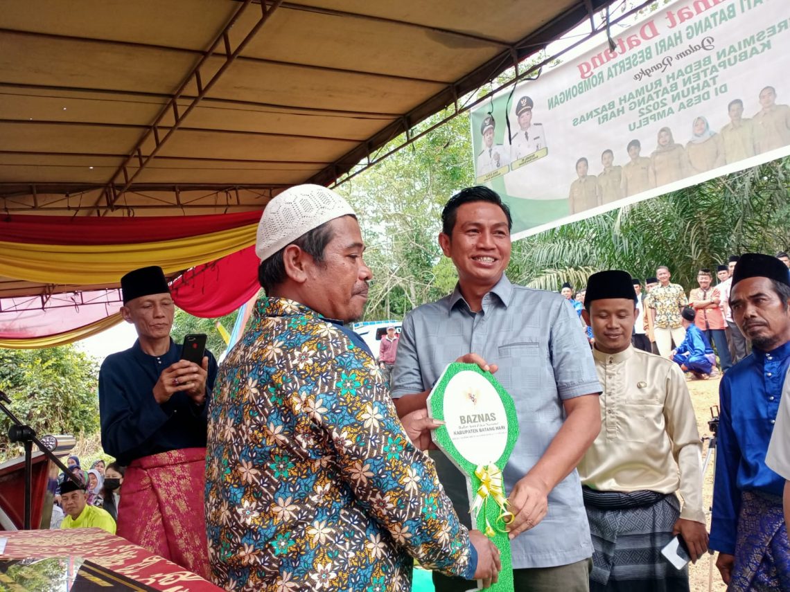 Bupati Fadhil Arief saat serahkan bantuan program Bedah rumah kepada penerima manfaat(Poto Shely)