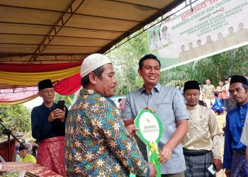 Bupati Fadhil Arief saat serahkan bantuan program Bedah rumah kepada penerima manfaat(Poto Shely)