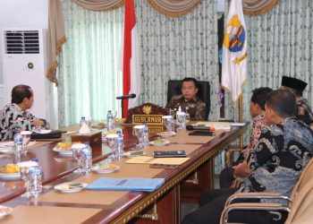 Gubernur Jambi Al Haris bersama Sekda saat rapat zoom meeting (Poto ist)