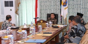 Gubernur Jambi Al Haris bersama Sekda saat rapat zoom meeting (Poto ist)