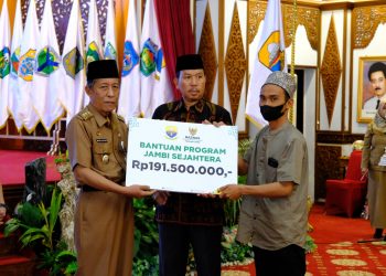 Wakil Gubernur Abdullah Sani saat serahkan bantuan Baznas secara simbolis(Poto Supri)