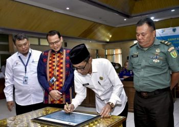 Wakil Bupati Batanghari Bakhtiar didampingi kepala BPS(Poto Shely)