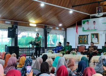 Bupati Batangjari M Fadhil Arief saat Audiensi dengan Para Guru di Serambi Rumah Dinas(Poto Eky)