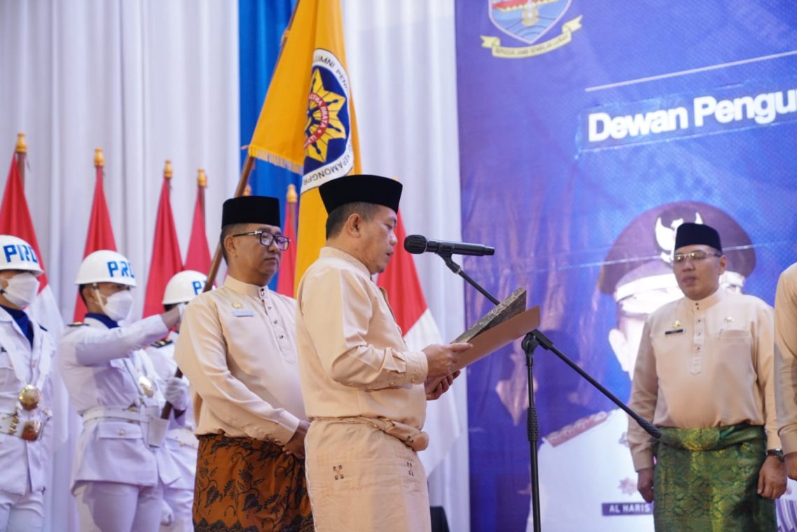 Gubernur Jambi Al Haris saat melantik dan mengukuhkan pengurus IKAPTK(Poto ist)