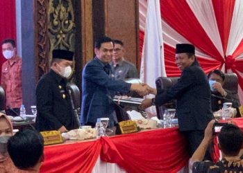 Akmaludin saat serahkan naskah ranperda(Poto ist G12)